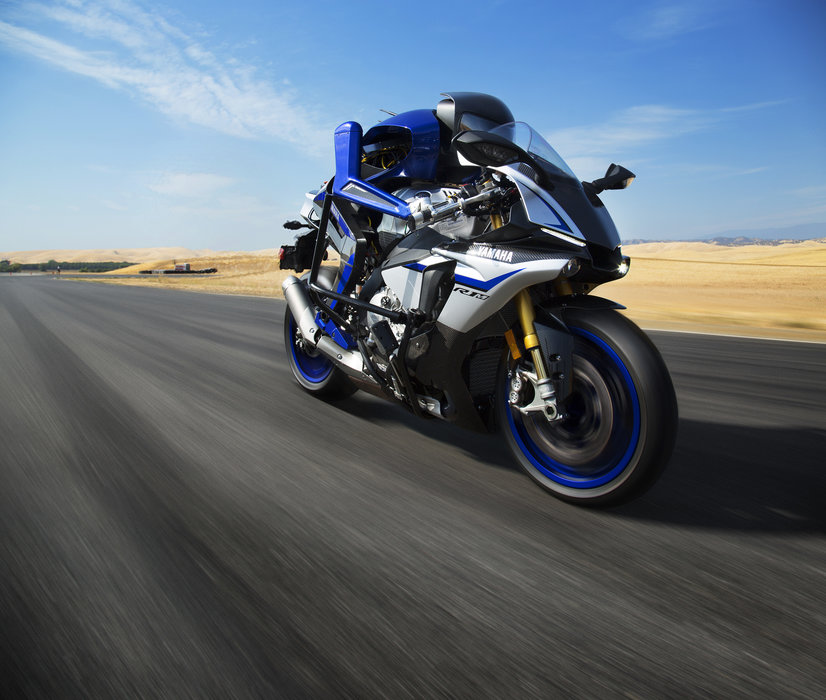 Yamaha Robotics Distributorentreffen verbindet Technologie mit Track-Action Motorradrennen